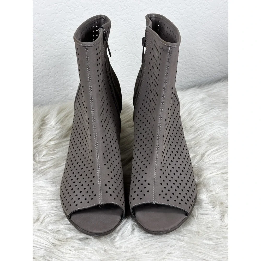 Breckelles Amber 32 Peep Toe Booties Women's 11 Gray Beige Chunky‎ Heel Chic